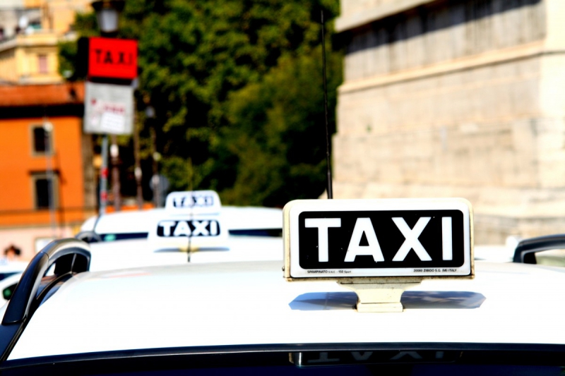 taxis-MARIE-min_taxi_auto_rome_road_white-1051610